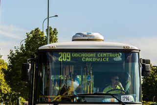Já jízdné v MHD platím, tak budu sedět. Senioři, kteří jezdí zadarmo, si nebudou vynucovat místo - Médium.cz